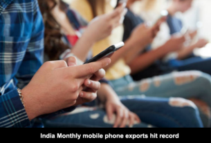 india monthly mobile phone exports hit record